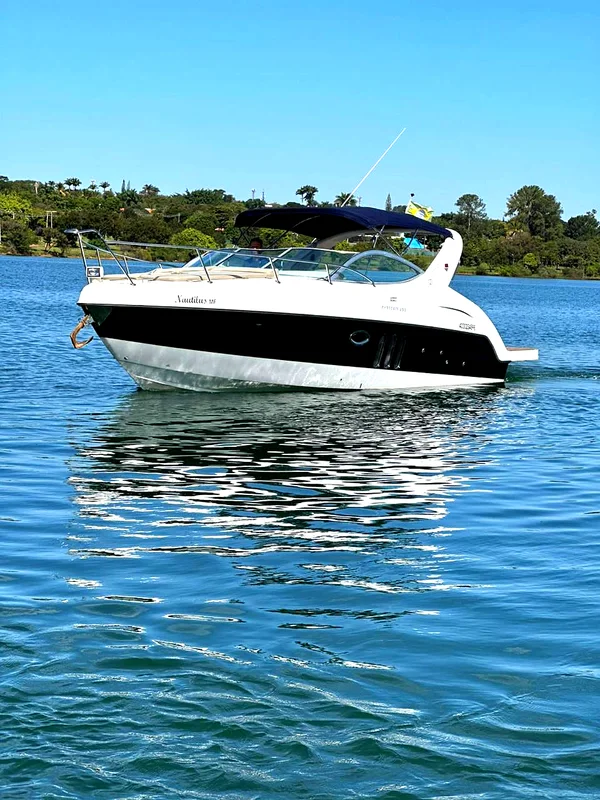 Lancha Nautilus — vista proa no Lago Paranoá