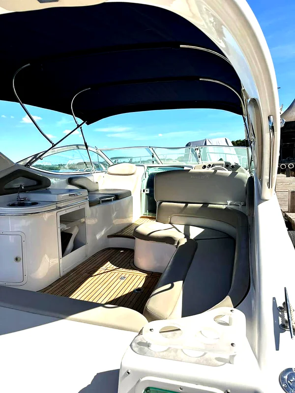 Cockpit interno da Lancha Nautilus
