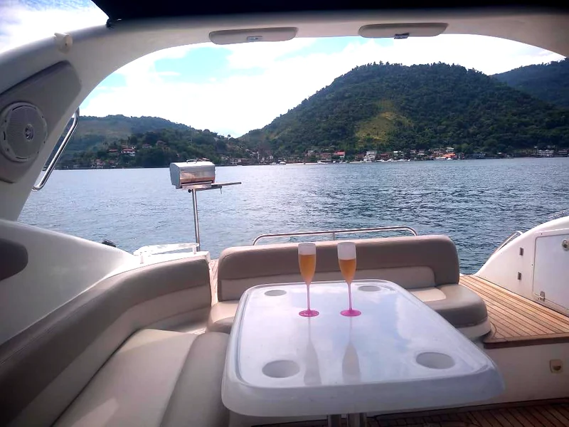 Taças a bordo da Lancha Nautilus no lago