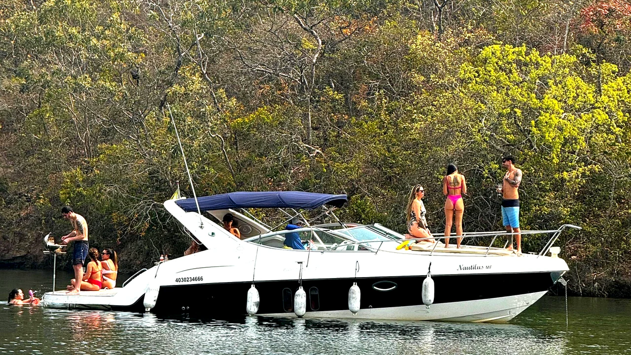 Lancha Nautilus com grupo de amigos no Lago Paranoá, Brasília