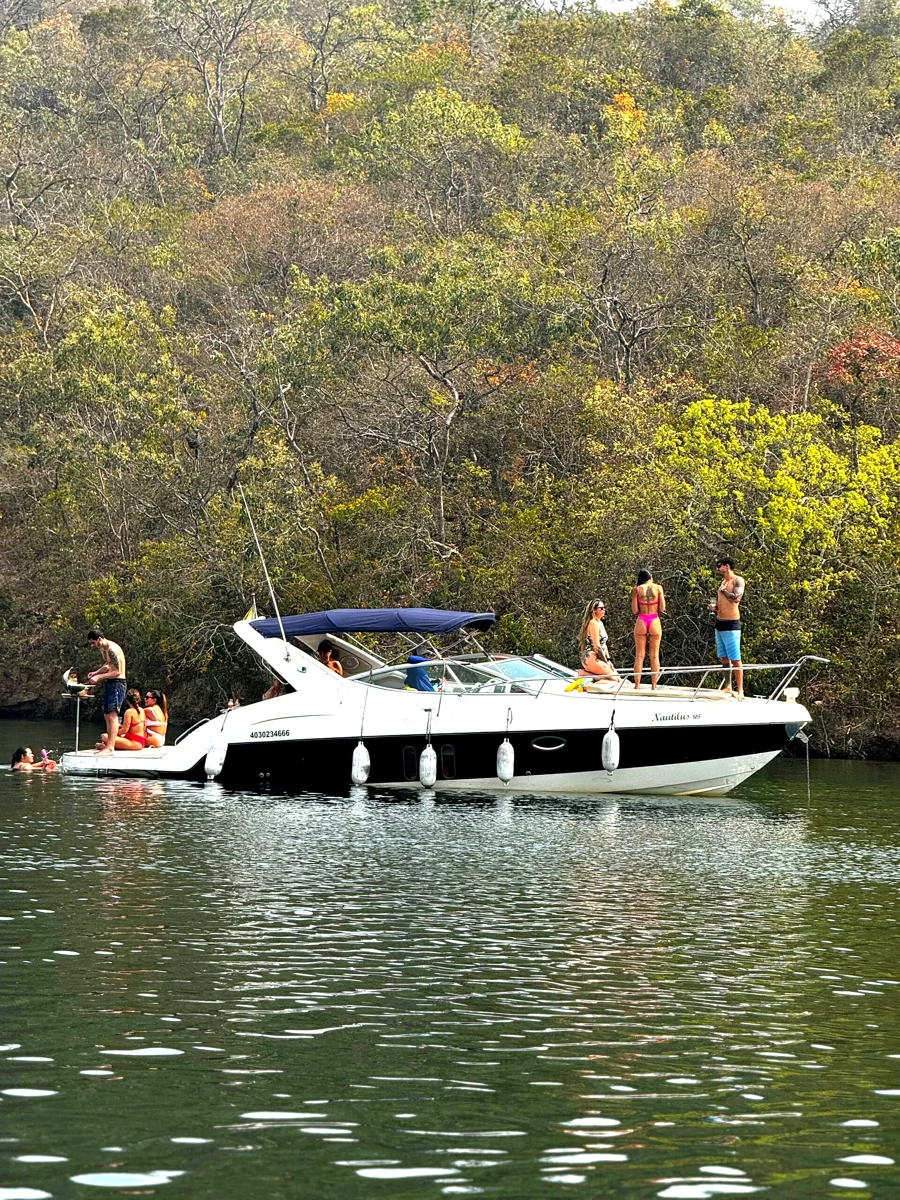 Lancha Nautilus com grupo de amigos no Lago Paranoá